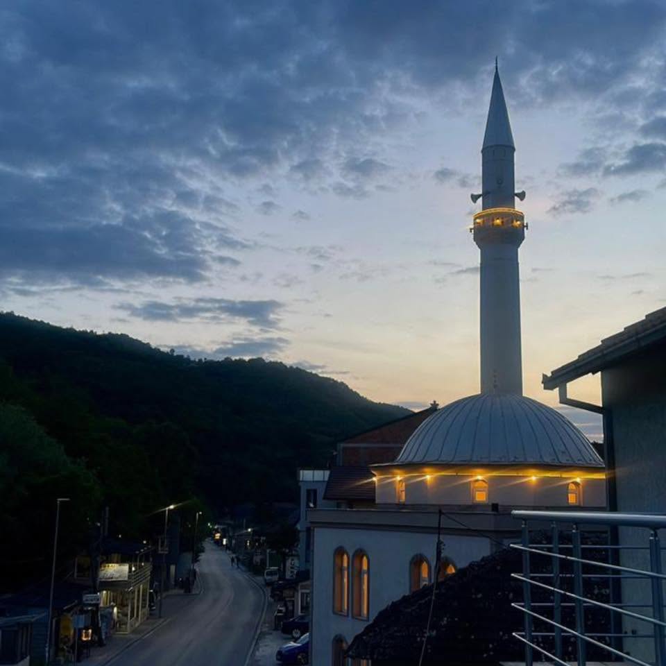 Minaret džamije Rečane u sumrak